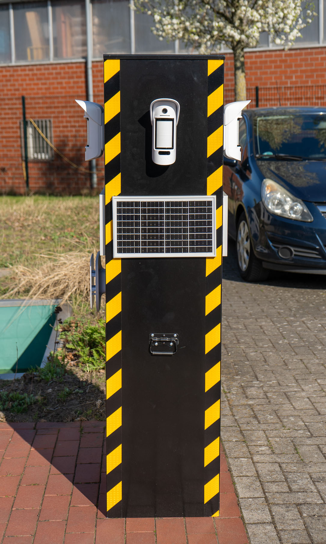 Ajax Mini-Tower mit Solarpanel